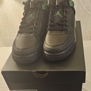 Jordan Men's Black and Green Sneakers